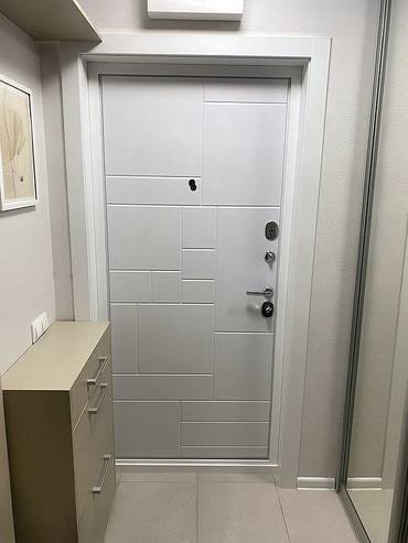 Входная дверь с белыми панелями