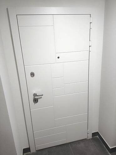 Входная дверь с белыми панелями