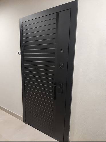 Входная дверь с черным МДФ