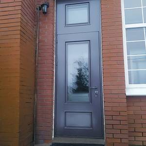 Высокая дверь с остеклением