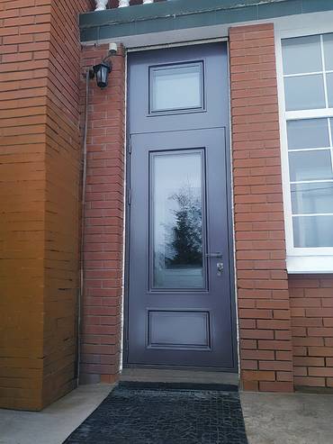 Высокая дверь с остеклением