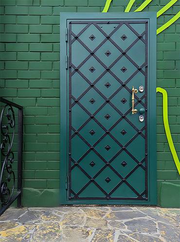 Зеленая дверь с ковкой